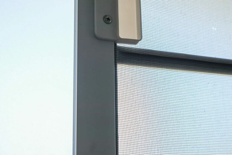 Czy warto montować moskitiery mieszkając w mieście?