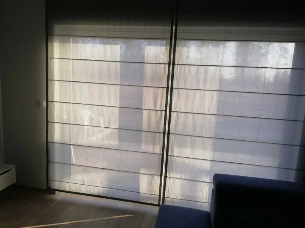 Czy rolety rzymskie to dobra alternatywa dla zasłon?